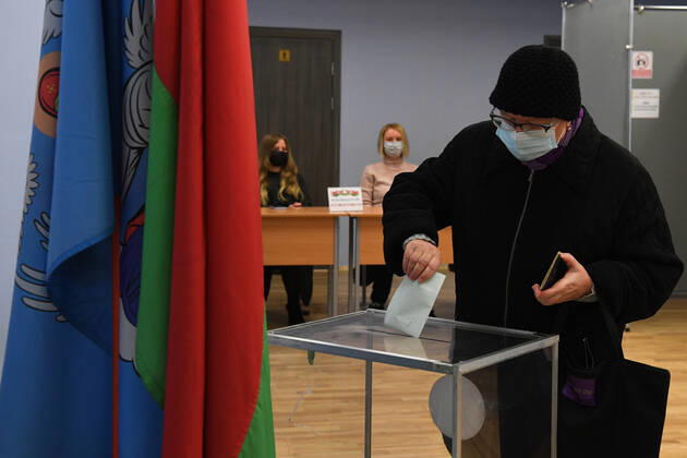 Belarus Constitutional Referendum 8127645 27.02.2022 A woman casts his ballot during a voting in a referendum on amendments to the Belorussian constitution at a polling station in Minsk, Belarus. Alexandr Kryazhev Sputnik Minsk Belarus  Copyright: xAlexandrxKryazhevx