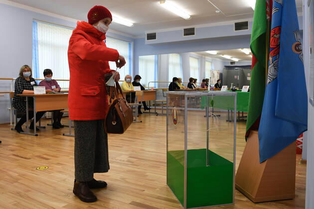 Belarus Constitutional Referendum 8127646 27.02.2022 A woman casts his ballot during a voting in a referendum on amendments to the Belorussian constitution at a polling station in Minsk, Belarus. Alexandr Kryazhev Sputnik Minsk Belarus  Copyright: xAlexandrxKryazhevx