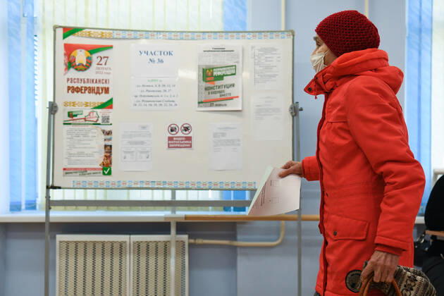 Belarus Constitutional Referendum 8127647 27.02.2022 A woman comes to cast her his ballot during a voting in a referendum on amendments to the Belorussian constitution at a polling station in Minsk, Belarus. Alexandr Kryazhev Sputnik Minsk Belarus  Copyright: xAlexandrxKryazhevx