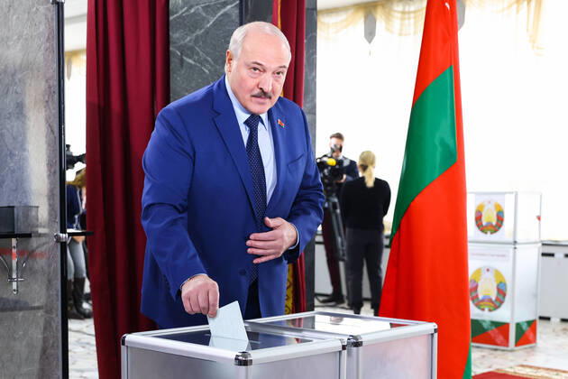 News Themen der Woche KW08 News Bilder des Tages MINSK, BELARUS - FEBRUARY 27, 2022: Belarusian President Alexander Lukashenko casts his vote in the 2022 Belarusian constitutional referendum. In August 2020, mass protests erupted in major cities across Belarus after the results of the 2020 Belarusian presidential election were announced. Belarusian President Lukashenko announced plans for amendments to the constitution and his readiness to redistribute presidential powers to the other branches of government. Peter Kovalev TASS  TS125904