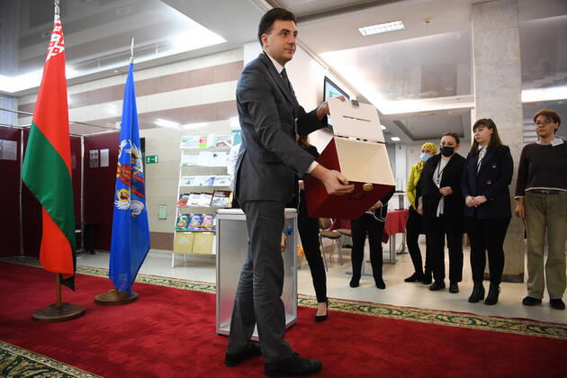 Belarus Constitutional Referendum 8127649 27.02.2022 A member of an electoral commission shows an empty voting box before sealing it at the voting in a referendum on amendments to the Belorussian constitution at a polling station in Minsk, Belarus. Alexandr Kryazhev Sputnik Minsk Belarus  Copyright: xAlexandrxKryazhevx