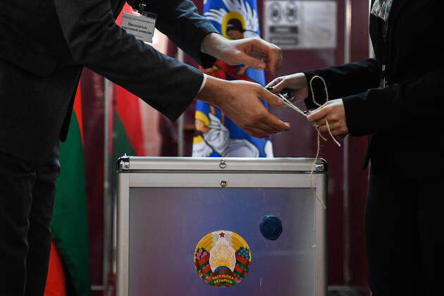 Belarus Constitutional Referendum 8127651 27.02.2022 Members of an electoral commission seal a voting box in a referendum on amendments to the Belorussian constitution at a polling station in Minsk, Belarus. Alexandr Kryazhev Sputnik Minsk Belarus  Copyright: xAlexandrxKryazhevx