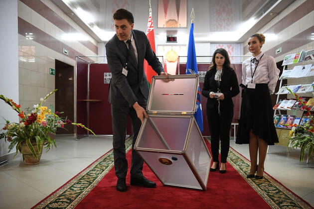 Belarus Constitutional Referendum 8127652 27.02.2022 Members of an electoral commission show an empty voting box before sealing it at the voting in a referendum on amendments to the Belorussian constitution at a polling station in Minsk, Belarus. Alexandr Kryazhev Sputnik Minsk Belarus  Copyright: xAlexandrxKryazhevx
