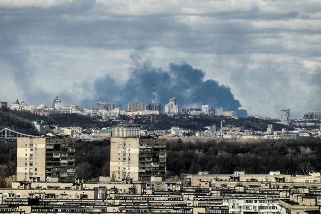Ukraine-Krieg, Jahrestag der Invasion, Chronologie der Ereignisse, Archivbilder Bilder des Jahres 2022, News 02 Februar News Themen der Woche KW08 KYIV, UKRAINE - FEBRUARY 27, 2022 - Smoke rises over the part of Ukraine s capital situated on the right bank of the Dnipro River in the morning on Sunday, Kyiv, capital of Ukraine. Morning in Kyiv on February 27, 2022  Copyright: xEvgenxKotenkox
