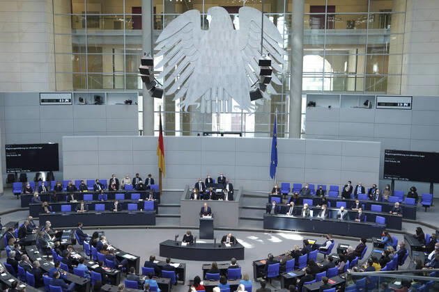 Bilder des Jahres 2022, News 02 Februar News Themen der Woche KW08 News Bilder des Tages Deutscher Bundestag 19. Sitzung Aktuell,27.02.2022 Berlin, Bundeskanzler Olaf Scholz (SPD) bei seiner Regierungserklaerung im Plenum bei der Sondersitzung des Deutschen Bundestag aus Anlass des von Russland voelkerrechtswidrig begonnenen Krieg gegen die Ukraine bei der 19. Sitzung des Deutschen Bundestag in Berlin Berlin Berlin Deutschland