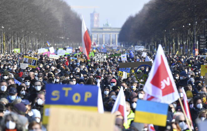 Bilder des Jahres 2022, News 02 Februar News Themen der Woche KW08 News Bilder des Tages Mehrere Tausend Menschen haben am Sonntag (27.02.2022) in Berlin gegen den russischen Einmarsch in die Ukraine und fuer Frieden in Europa demonstriert. Aufgerufen hat dazu ein breites Buendnis aus Friedens-, Umwelt- und Hilfsorganisationen sowie Gewerkschaften und Kirchen. (Siehe epd-Meldung vom 27.02.2022) Tausende bei der Friedensdemonstration in Berlin