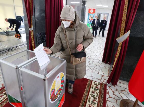 (220227) -- MINSK, Feb. 27, 2022 -- A citizen votes at a polling station in Minsk, Belarus, Feb. 27, 2022. The main voting for a nationwide referendum on amending the country s constitution began in Belarus on Sunday morning. The voting started at 8:00 a.m. local time (0500 GMT) and will last until 8:00 p.m. (1700 GMT). (Photo by Xinhua) BELARUS-REFERENDUM-AMENDING-CONSTITUTION HenadzxZhinkov 