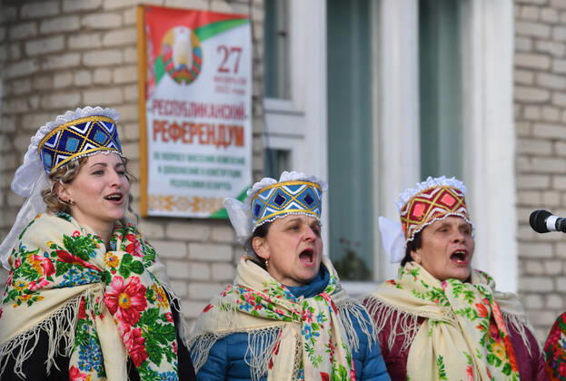 Belarus Constitutional Referendum 8128226 27.02.2022 Women wearing traditional costumes sing to attract voters during a referendum on amendments to the Belorussian constitution in the village of Ruchnoye, in Lelchitsky district of the Gomel region, Belarus. Viktor Drachev Sputnik Gomel region Belarus  Copyright: xViktorxDrachevx