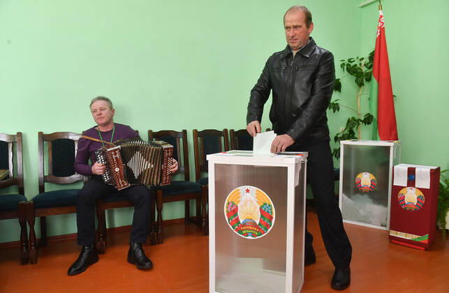 Belarus Constitutional Referendum 8128228 27.02.2022 A man casts his ballot during a referendum on amendments to the Belorussian constitution at a polling station in the village of Stodolichi, in Lelchitsky district of the Gomel region, Belarus. Viktor Drachev Sputnik Gomel region Belarus  Copyright: xViktorxDrachevx