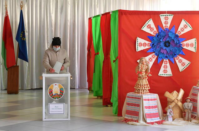Belarus Constitutional Referendum 8128229 27.02.2022 A woman casts her ballot during a referendum on amendments to the Belorussian constitution at a polling station in Lelchitsy, Gomel region, Belarus. Viktor Drachev Sputnik Gomel region Belarus  Copyright: xViktorxDrachevx