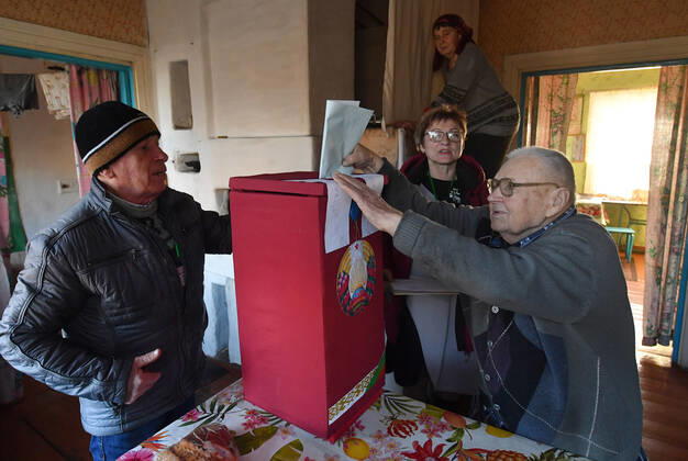 Belarus Constitutional Referendum 8128234 27.02.2022 A man casts his ballot during a referendum on amendments to the Belorussian constitution at his house in the village of Stodolichi, in Lelchitsky district of the Gomel region, Belarus. Viktor Drachev Sputnik Gomel region Belarus  Copyright: xViktorxDrachevx