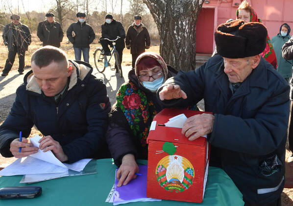 Belarus Constitutional Referendum 8128237 27.02.2022 A local resident casts his ballot during a referendum on amendments to the Belorussian constitution in the village of Zhmurnoye, in Lelchitsky district of the Gomel region, Belarus. Viktor Drachev Sputnik Gomel region Belarus  Copyright: xViktorxDrachevx