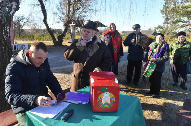 Belarus Constitutional Referendum 8128235 27.02.2022 A local resident registers during a referendum on amendments to the Belorussian constitution in the village of Zhmurnoye, in Lelchitsky district of the Gomel region, Belarus. Viktor Drachev Sputnik Gomel region Belarus  Copyright: xViktorxDrachevx
