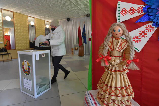 Belarus Constitutional Referendum 8128236 27.02.2022 A woman casts her ballot during a referendum on amendments to the Belorussian constitution at a polling station in Lelchitsy, Gomel region, Belarus. Viktor Drachev Sputnik Gomel region Belarus  Copyright: xViktorxDrachevx