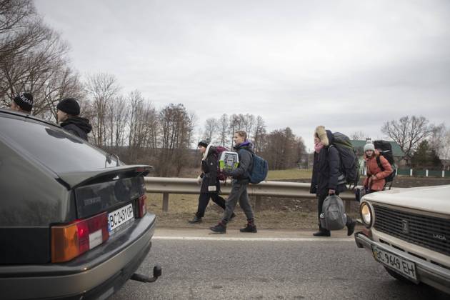 Ukrainische Flüchtlinge, auf dem Weg zur Grenze hat sich eine lange Autoschlange von fast 20 Kilometern gebildet, die Flüchtlinge sind meist zu Fuß unterwegs, Mostyska, Ukraine, Europa Copyright: imageBROKER FlorianxBachmeier ibxfba08175993.jpg