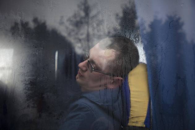 Mann auf dem Rückweg in die Ukraine, Männer zwischen 18 und 60 Jahren dürfen das Land nicht verlassen und sind angehalten, das Land mit der Waffe in der Hand zu verteidigen, Mostyska, Ukraine, Europa Copyright: imageBROKER FlorianxBachmeier ibxfba08175996.jpg