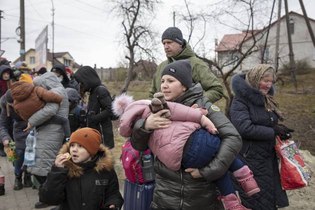 Ukrainische Flüchtlinge an der Grenze, für einen Streckenabschnitt werden Kleinbusse eingesetzt, die Frauen und Kinder bis an die Grenze bringen, Mostyska, Ukraine, Europa Copyright: imageBROKER FlorianxBachmeier ibxfba08176004.jpg