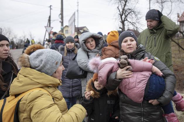 Ukrainische Flüchtlinge an der Grenze, für einen Streckenabschnitt werden Kleinbusse eingesetzt, die Frauen und Kinder bis an die Grenze bringen, Mostyska, Ukraine, Europa Copyright: imageBROKER FlorianxBachmeier ibxfba08176005.jpg