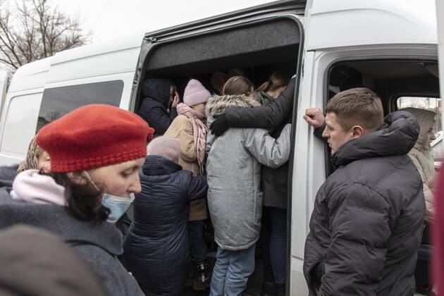 Ukrainische Flüchtlinge, auf dem Weg zur Grenze hat sich eine lange Autoschlange von fast 20 Kilometern gebildet, die Flüchtlinge sind meist zu Fuß unterwegs, Kleinbusse bringen Frauen und Kinder über einem Streckenabschnitt an die Grenze, Mostyska, Ukraine, Europa Copyright: imageBROKER/FlorianxBachmeier ibxfba08176006