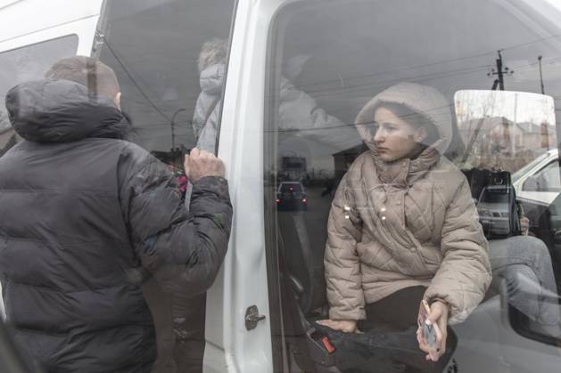 Ukrainische Flüchtlinge, auf dem Weg zur Grenze hat sich eine lange Autoschlange von fast 20 Kilometern gebildet, die Flüchtlinge sind meist zu Fuß unterwegs, Kleinbusse bringen Frauen und Kinder über einem Streckenabschnitt an die Grenze, Mostyska, Ukraine, Europa Copyright: imageBROKER FlorianxBachmeier ibxfba08176007.jpg