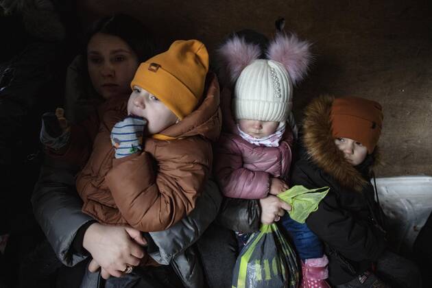 Ukrainische Flüchtlinge, auf dem Weg zur Grenze hat sich eine lange Autoschlange von fast 20 Kilometern gebildet, die Flüchtlinge sind meist zu Fuß unterwegs, Kleinbusse bringen Frauen und Kinder über einem Streckenabschnitt an die Grenze, Mostyska, Ukraine, Europa Copyright: imageBROKER/FlorianxBachmeier ibxfba08176009