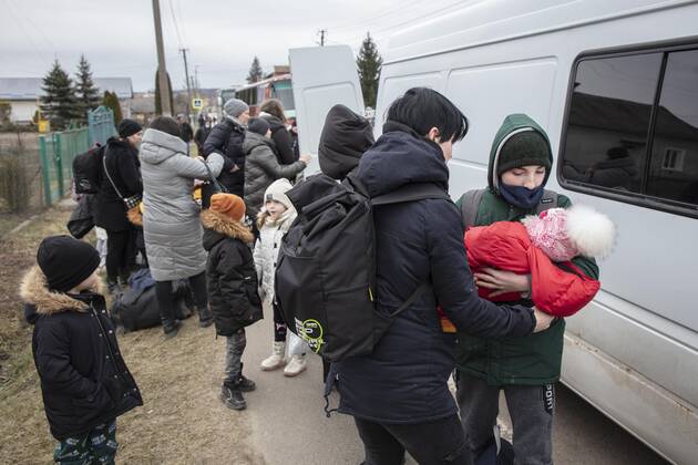 Ukrainische Flüchtlinge, auf dem Weg zur Grenze hat sich eine lange Autoschlange von fast 20 Kilometern gebildet, die Flüchtlinge sind meist zu Fuß unterwegs, Kleinbusse bringen Frauen und Kinder über einem Streckenabschnitt an die Grenze, Mostyska, Ukraine, Europa Copyright: imageBROKER/FlorianxBachmeier ibxfba08176010