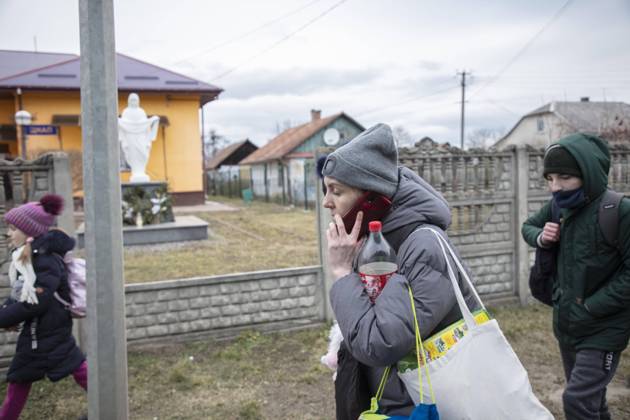 Ukrainische Flüchtlinge an der Grenze, auf dem Weg zur Grenze hat sich eine lange Autoschlange von fast 20 Kilometern gebildet, die Flüchtlinge sind meist zu Fuß unterwegs, Mostyska, Ukraine, Europa Copyright: imageBROKER FlorianxBachmeier ibxfba08176011.jpg