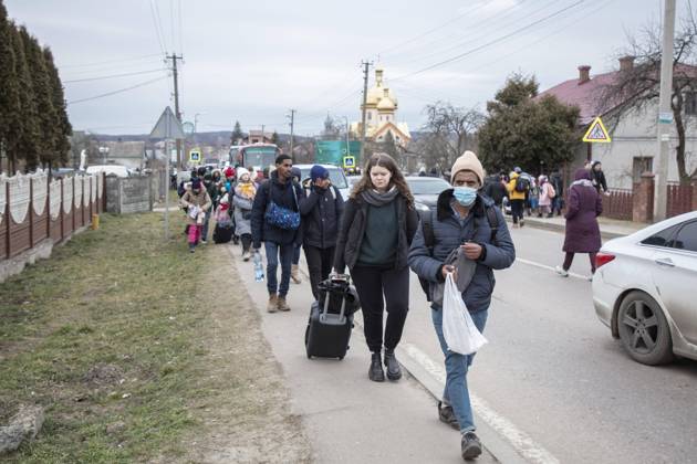 Ukrainische Flüchtlinge an der Grenze, auf dem Weg zur Grenze hat sich eine lange Autoschlange von fast 20 Kilometern gebildet, die Flüchtlinge sind meist zu Fuß unterwegs, Mostyska, Ukraine, Europa Copyright: imageBROKER FlorianxBachmeier ibxfba08176012.jpg