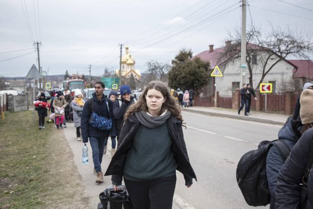Ukrainische Flüchtlinge an der Grenze, auf dem Weg zur Grenze hat sich eine lange Autoschlange von fast 20 Kilometern gebildet, die Flüchtlinge sind meist zu Fuß unterwegs, Mostyska, Ukraine, Europa Copyright: imageBROKER FlorianxBachmeier ibxfba08176013.jpg