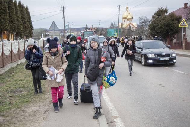 Ukrainische Flüchtlinge an der Grenze, auf dem Weg zur Grenze hat sich eine lange Autoschlange von fast 20 Kilometern gebildet, die Flüchtlinge sind meist zu Fuß unterwegs, Mostyska, Ukraine, Europa Copyright: imageBROKER FlorianxBachmeier ibxfba08176014.jpg