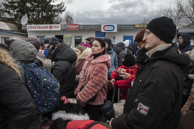 Ukrainische Flüchtlinge an der Grenze, vor der Grenzkontrolle haben sich lange Schlangen gebildet, Grenzübergang, Mostyska, Ukraine, Europa Copyright: imageBROKER/FlorianxBachmeier ibxfba08176015