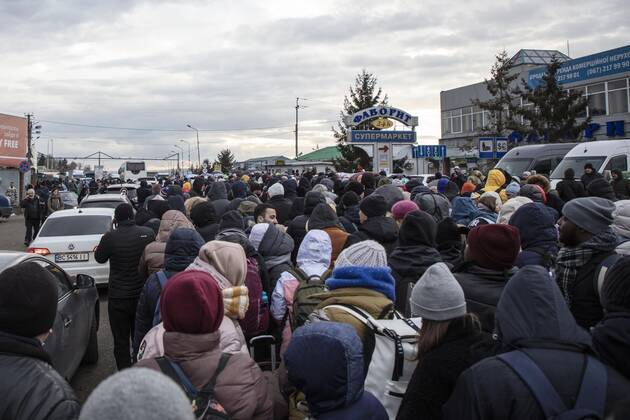 Ukrainische Flüchtlinge an der Grenze, vor der Grenzkontrolle haben sich lange Schlangen gebildet, Grenzübergang, Mostyska, Ukraine, Europa Copyright: imageBROKER/FlorianxBachmeier ibxfba08176017