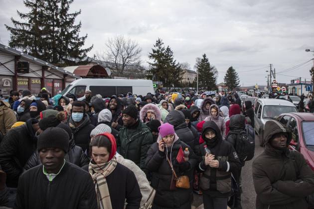 Ukrainische Flüchtlinge an der Grenze, vor der Grenzkontrolle haben sich lange Schlangen gebildet, Grenzübergang, Mostyska, Ukraine, Europa Copyright: imageBROKER FlorianxBachmeier ibxfba08176018.jpg