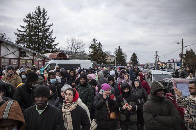 Ukrainische Flüchtlinge an der Grenze, vor der Grenzkontrolle haben sich lange Schlangen gebildet, Grenzübergang, Mostyska, Ukraine, Europa Copyright: imageBROKER/FlorianxBachmeier ibxfba08176019