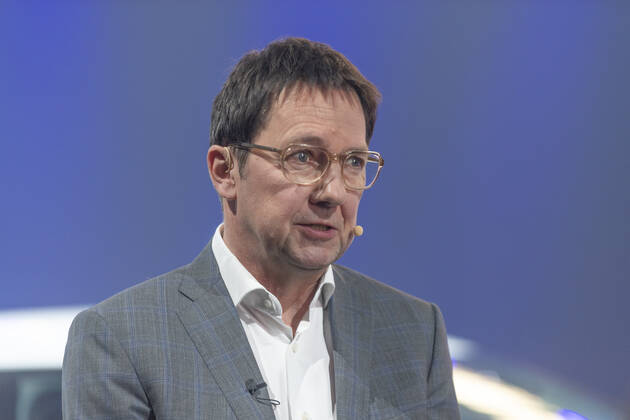 Switzerland: The 59th Award Ceremony ‘The Car of the Year’ 2022 Mr. Frank Janssen, President of the Jury presented the new winning car which is the Kia EV6 during the 59th Award Ceremony ‘The Car of the Year’ 2022 Geneva Palexpo Switzerland Copyright: EricxDubost