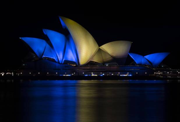 Bilder des Jahres 2022, News 02 Februar News Themen der Woche KW09 Ukraine-Konflikt, Opernhaus in Sydney in Landesfarben der Ukraine SYDNEY, AUS, 28 February 2022: Sydney Opera House sails illuminated with the colours of the Ukraine National Flag in solidarity with Ukraine. The sails will be illuminated from 8pm to 11pm each evening from Monday 28 February to Saturday 5 March 2022. The NSW Premier Mr Dominic Perrottet stated: The Russian military action in Ukraine endangers human life and liberty, it is an attack on sovereignty and we all have a stake in that.  , aflo_182053819.JPG,