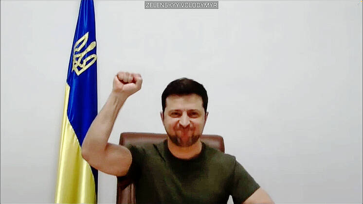 Bilder des Jahres 2022, News 03 März News Themen der Woche KW09 News Bilder des Tages Belgien, Bruessel, , 01.03.2022 Sondersitzung des Europäischen Parlaments Foto: Der ukrainische Praesident Wolodymyr Selenskyj spricht heute zu Beginn der Sondersitzung des Europäischen Parlaments per Videobotschaft aus Kiew. (Digitales Bildschirmfoto) Sondersitzung des Europäischen Parlaments