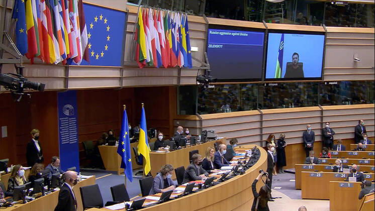 Belgien, Bruessel, , 01.03.2022 Sondersitzung des Europäischen Parlaments Foto: Der ukrainische Praesident Wolodymyr Selenskyj spricht heute zu Beginn der Sondersitzung des Europäischen Parlaments per Videobotschaft aus Kiew. (Digitales Bildschirmfoto) Sondersitzung des Europäischen Parlaments