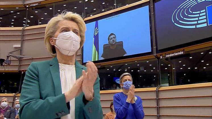 Belgien, Bruessel, , 01.03.2022 Sondersitzung des Europäischen Parlaments Foto: Ursula von der Leyen, dahinter per Video der ukrainische Praesident Wolodymyr Selenskyj (Digitales Bildschirmfoto) Sondersitzung des Europäischen Parlaments