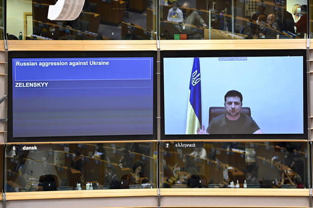 Wolodymyr Selenski Volodymyr Zelenskyy per Video bei der Debatte über die Agression Russlands gegen die Ukraine im Plenarsaal des Europäischen Parlaments. Brüsssel, 01.03.2022