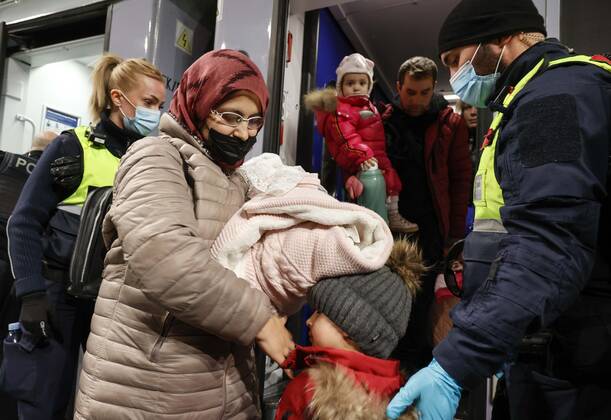 Ukraiinische Fluechtlinge Berlin, 01.03.2022 - Fluechtlinge aus der Ukraine kommen am Berliner Hauptbahnhof an. Der Zug aus der polnischen Stadt Przemysl an der polnisch ukrainischen Grenze brachte Hunderte von Fluechtlingen nach Deutschland. Berlin Berlin Deutschland