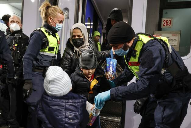 Ukraiinische Fluechtlinge Berlin, 01.03.2022 - Fluechtlinge aus der Ukraine kommen am Berliner Hauptbahnhof an. Der Zug aus der polnischen Stadt Przemysl an der polnisch ukrainischen Grenze brachte Hunderte von Fluechtlingen nach Deutschland. Berlin Berlin Deutschland