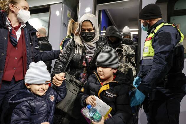 Ukraiinische Fluechtlinge Berlin, 01.03.2022 - Fluechtlinge aus der Ukraine kommen am Berliner Hauptbahnhof an. Der Zug aus der polnischen Stadt Przemysl an der polnisch ukrainischen Grenze brachte Hunderte von Fluechtlingen nach Deutschland. Berlin Berlin Deutschland