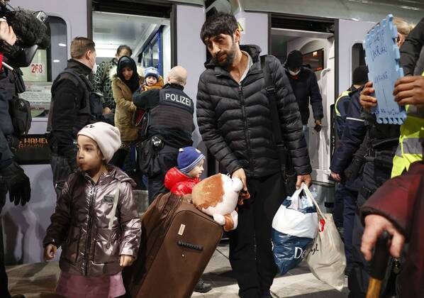 Ukraiinische Fluechtlinge Berlin, 01.03.2022 - Fluechtlinge aus der Ukraine kommen am Berliner Hauptbahnhof an. Der Zug aus der polnischen Stadt Przemysl an der polnisch ukrainischen Grenze brachte Hunderte von Fluechtlingen nach Deutschland. Berlin Berlin Deutschland