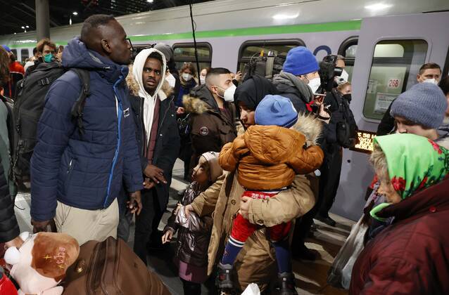 Ukraiinische Fluechtlinge Berlin, 01.03.2022 - Fluechtlinge aus der Ukraine kommen am Berliner Hauptbahnhof an. Der Zug aus der polnischen Stadt Przemysl an der polnisch ukrainischen Grenze brachte Hunderte von Fluechtlingen nach Deutschland. Berlin Berlin Deutschland