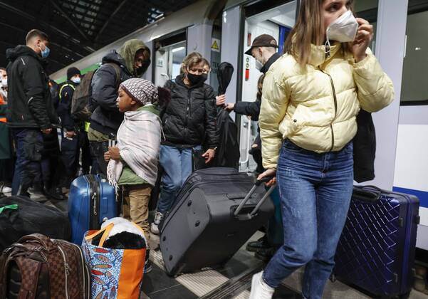 Ukraiinische Fluechtlinge Berlin, 01.03.2022 - Fluechtlinge aus der Ukraine kommen am Berliner Hauptbahnhof an. Der Zug aus der polnischen Stadt Przemysl an der polnisch ukrainischen Grenze brachte Hunderte von Fluechtlingen nach Deutschland. Berlin Berlin Deutschland
