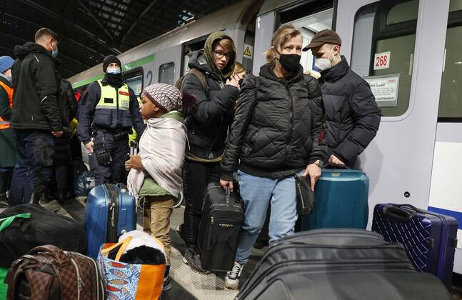Ukraiinische Fluechtlinge Berlin, 01.03.2022 - Fluechtlinge aus der Ukraine kommen am Berliner Hauptbahnhof an. Der Zug aus der polnischen Stadt Przemysl an der polnisch ukrainischen Grenze brachte Hunderte von Fluechtlingen nach Deutschland. Berlin Berlin Deutschland