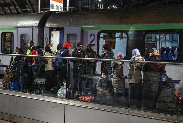 Ukraiinische Fluechtlinge Berlin, 01.03.2022 - Fluechtlinge aus der Ukraine kommen am Berliner Hauptbahnhof an. Der Zug aus der polnischen Stadt Przemysl an der polnisch ukrainischen Grenze brachte Hunderte von Fluechtlingen nach Deutschland. Berlin Berlin Deutschland
