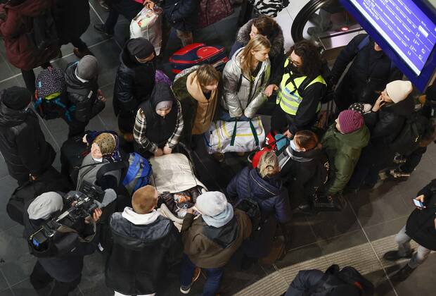 Ukraiinische Fluechtlinge Berlin, 01.03.2022 - Fluechtlinge aus der Ukraine kommen am Berliner Hauptbahnhof an. Der Zug aus der polnischen Stadt Przemysl an der polnisch ukrainischen Grenze brachte Hunderte von Fluechtlingen nach Deutschland. Berlin Berlin Deutschland