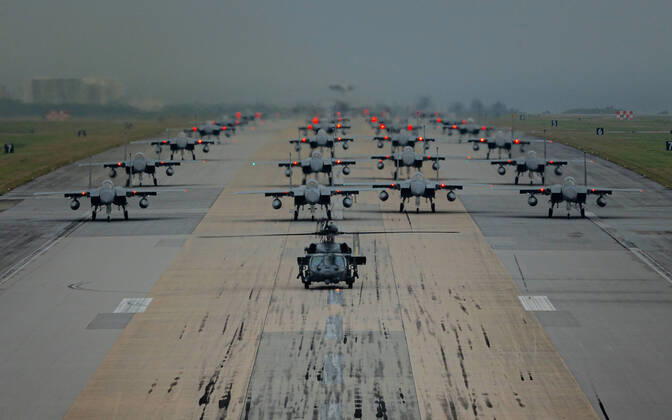 Bilder des Jahres 2022, News 03 März News Themen der Woche KW09 A formation of F-15C D Eagles assigned to the 44th and 67th Fighter Squadrons, and an HH-60 Pavehawk assigned to the 33rd Rescue Squadron taxi during a routine wing readiness exercise at Kadena Air Base, Japan, March 2, 2022. Similar training is routinely conducted at U.S. Air Force bases across Japan and around the globe to ensure U.S. Airmen?s readiness to respond to a range of potential contingencies. Where: Kadena Air base, Okinawa, Japan When: 02 Mar 2022 Credit: U.S. Air Force Cover Images **EDITORIAL USE ONLY. MATERIALS ONLY TO BE USED IN CONJUNCTION WITH EDITORIAL STORY. THE USE OF THESE MATERIALS FOR ADVERTISING, MARKETING OR ANY OTHER COMMERCIAL PURPOSE IS STRICTLY PROHIBITED. MATERIAL COPYRIGHT REMAINS WITH U.S AIR FORCE.** Copyright: xx 51232233 EDITORIAL USE ONLY. NOT FOR USE BY NEWSPAPERS BASED IN THE UK.